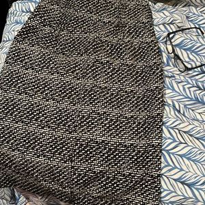 Worthington black and white  pencil skirt, size 4 zips on side